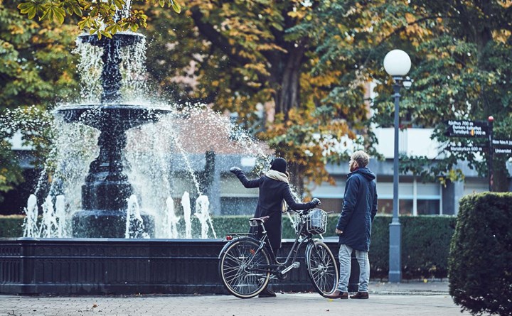 Mand og kvinde foran springvand