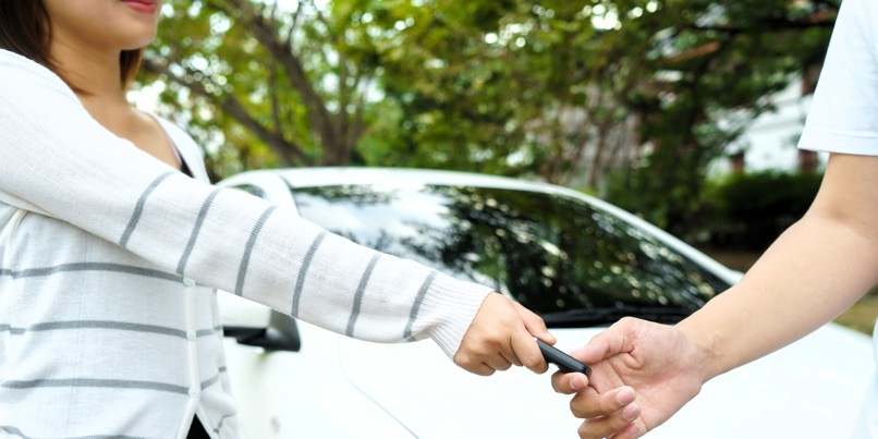 Bilsælger giver bilnøgler til køber
