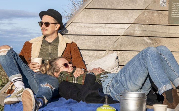 Par nyder sol og kaffe