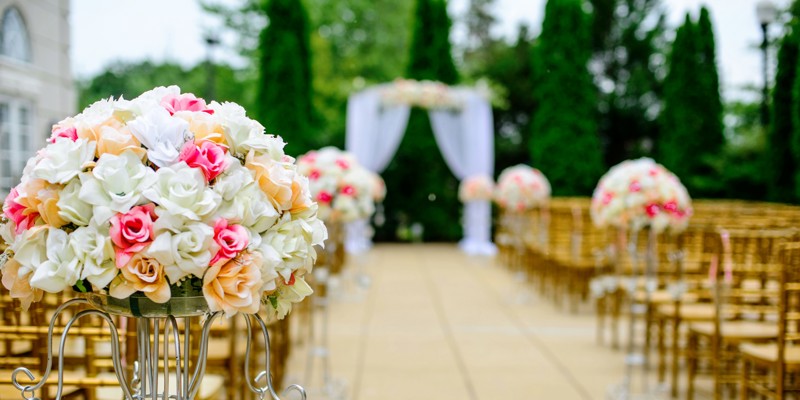 Stolerækker og blomster til udendørsbryllup