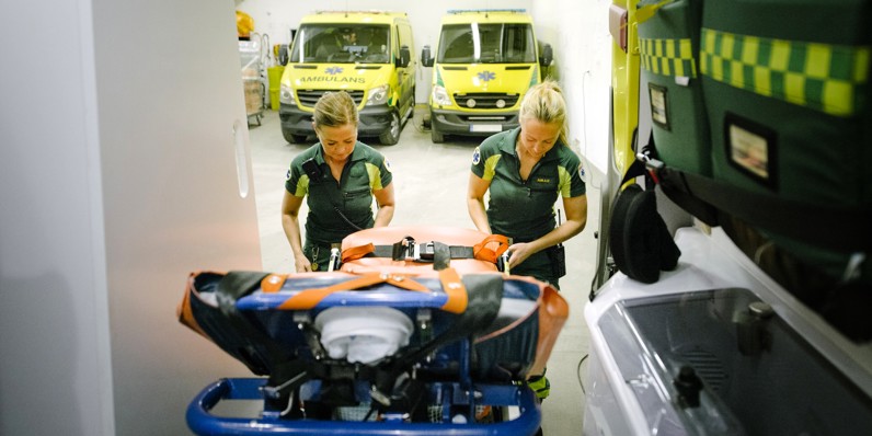 Ambulancepersonale klargør ambulance - foto: Helena Wahlman