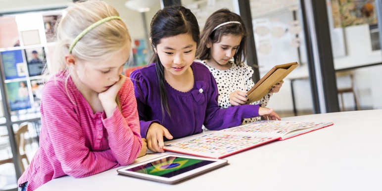 Tre piger i skole læse bog sammen