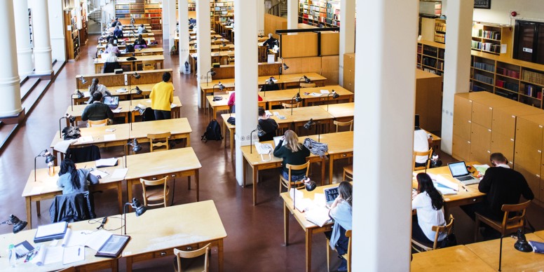 Studerende læser i bibliotek