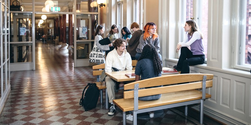 Studerende på gymnasium holder pause i gangen
