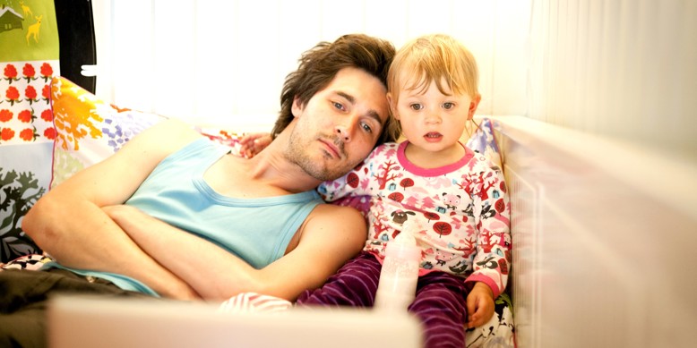 Far og datter kigger på computerskærm