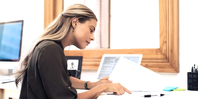 Kvinde læser dokument