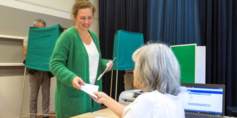 En vælger stemmer ved svensk valg