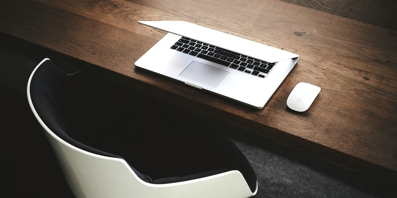 Forladt arbejdsplads med stol og computer